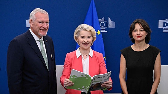 Von der Leyen pide considerar un «acceso gradual» por edades a las redes sociales