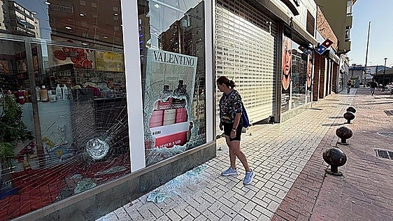 Persecución policial tras un alunizaje en un Primor de Málaga: embisten a los agentes y los rocían con extintores