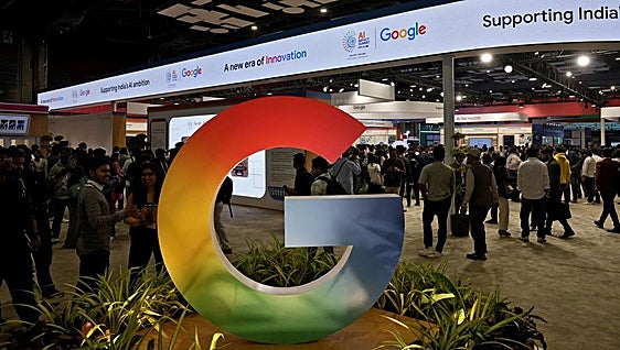 Bruselas obliga a Google a dar más acceso en Android a asistentes de IA de la competencia