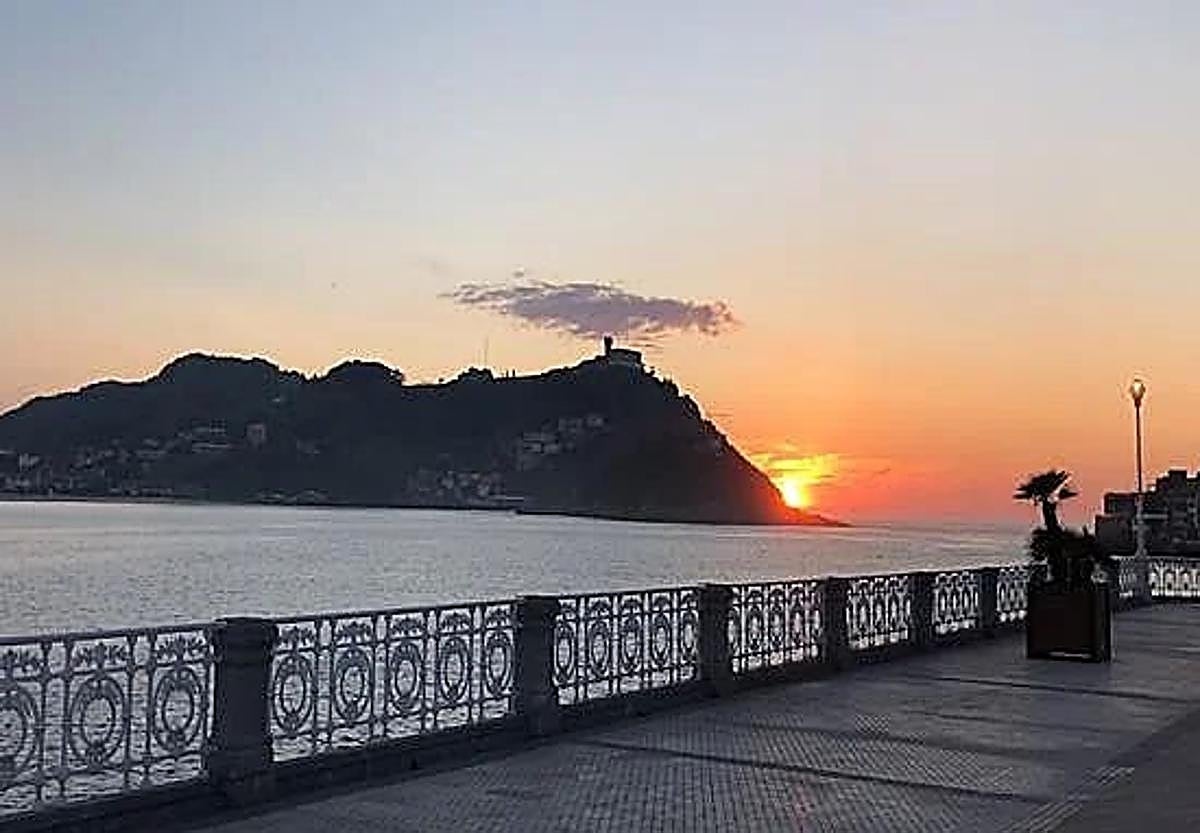Cinco jóvenes investigados por insultar y agredir a un hombre con la camiseta de España en San Sebastián