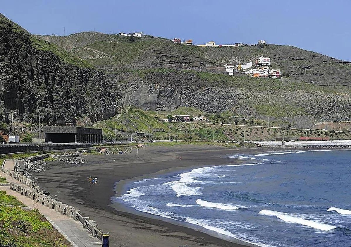 Muere una niña de 11 años en una playa de Las Palmas y rescatan a otro menor en el mar
