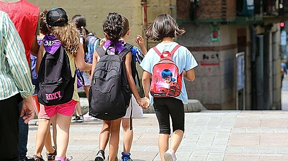 Monitores de un campamento en Guipúzcoa reprenden a una niña de 9 años por pintar una bandera española