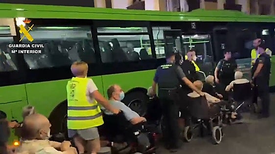 El fuego obliga al traslado contra reloj de más de 400 ancianos en cinco residencias de Madrid