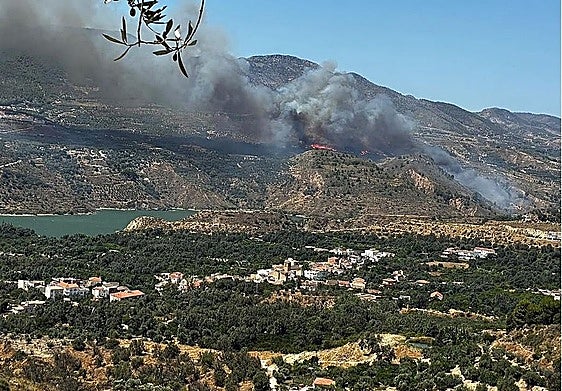 La Junta de Andalucía confina una localidad por un incendio en la provincia de Granada