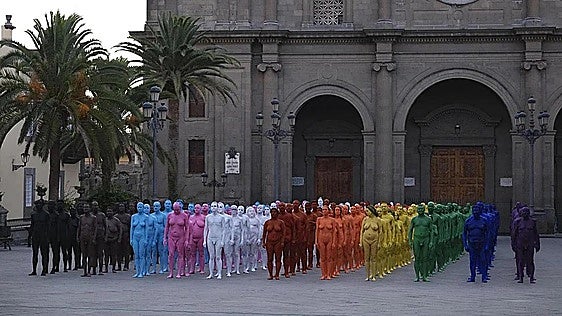 El amanecer desnudo en una plaza de Las Palmas de Gran Canaria que enfada a la Iglesia