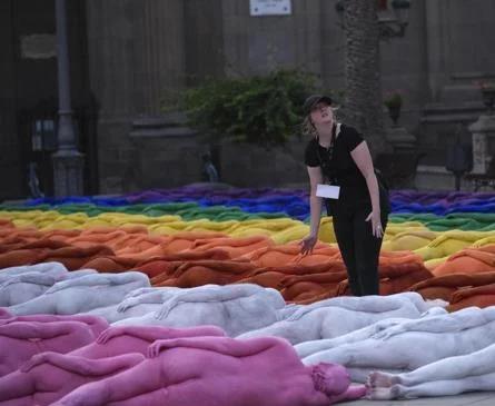 Imagen secundaria 1 - El amanecer desnudo en una plaza de Las Palmas de Gran Canaria que enfada a la Iglesia