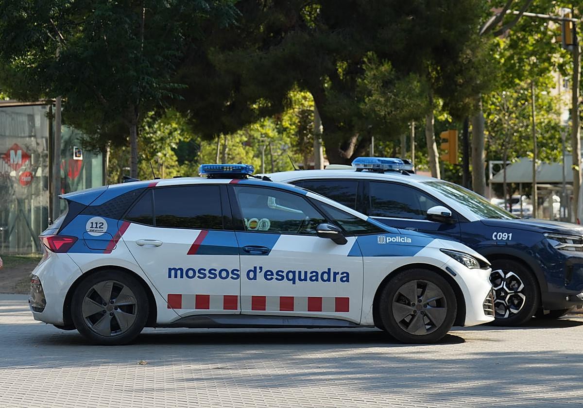 Un hombre mata a su mujer delante de sus hijos y huye tras quemar el coche en Barcelona