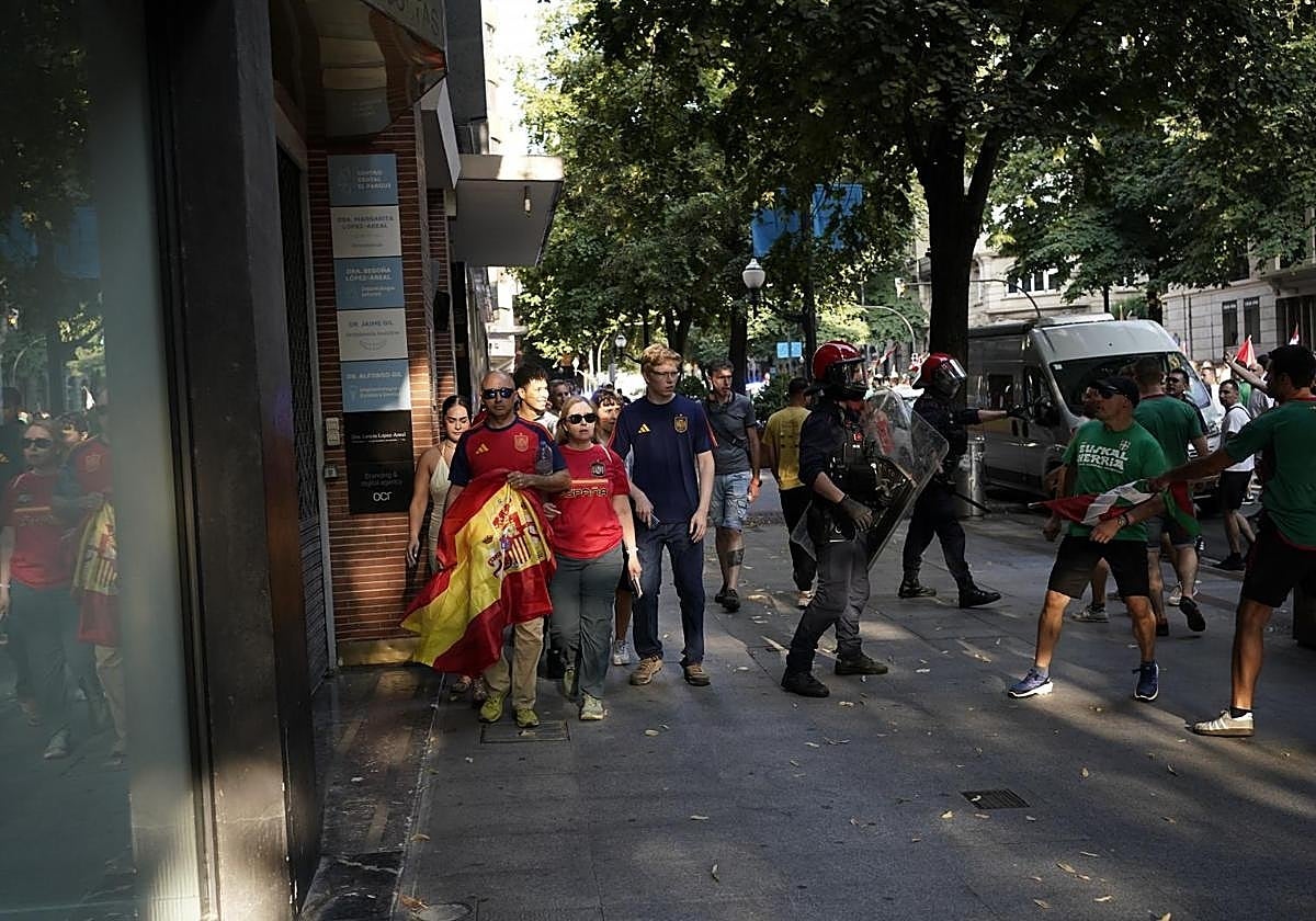 El juez deja en libertad con cargos a los dos detenidos por agredir a un hincha de La Roja en Bilbao