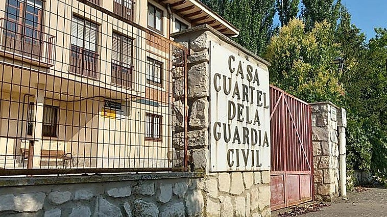 Asaltan un cuartel de la Guardia Civil, apedrean una patrulla y hablan por la emisora mientras dormían los agentes