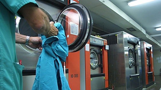 Muere una trabajadora de 22 años atrapada en una máquina de una lavandería en Toledo