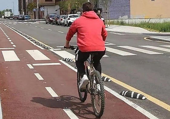 Una pareja asesta varias puñaladas a un ciclista tras una discusión en un carril bici de Málaga