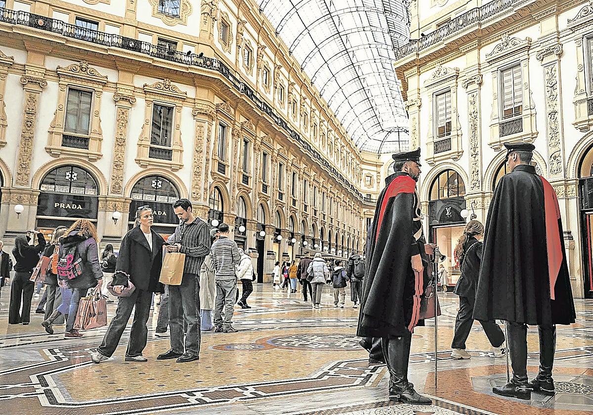 Carabineros italianos con uniformes de gala posan en la galería Vittorio Emanuele II, cerca de la plaza del Duomo, en el centro de Milán.