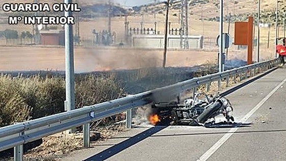 Dos agentes de la Guardia Civil salvan la vida a un motorista envuelto en llamas