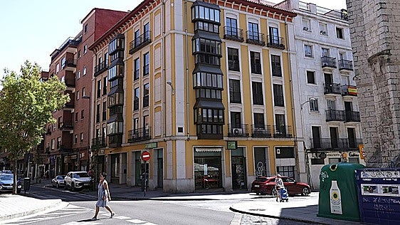 Rompe un dedo a un policía tras sorprenderle mientras orinaba en Valladolid
