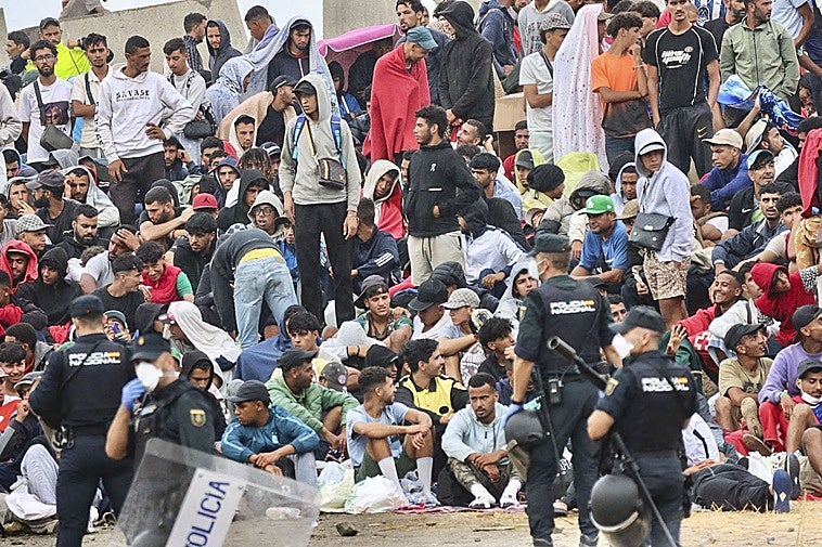 La Policía desarticula dos organizaciones dedicadas al tráfico ilícito de migrantes desde Ceuta a la península