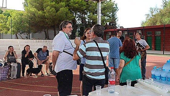 Los evacuados por el incendio de Gàtova, Valencia: «Estoy en shock, he visto mi casa en llamas»