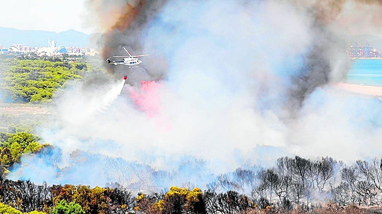 Estabilizado el incendio de El Saler y los vecinos desalojados regresan progresivamente a casa