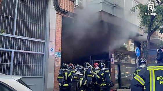 Fallece un joven de 25 años tras incendiarse unos trasteros con bicicletas eléctricas en Madrid