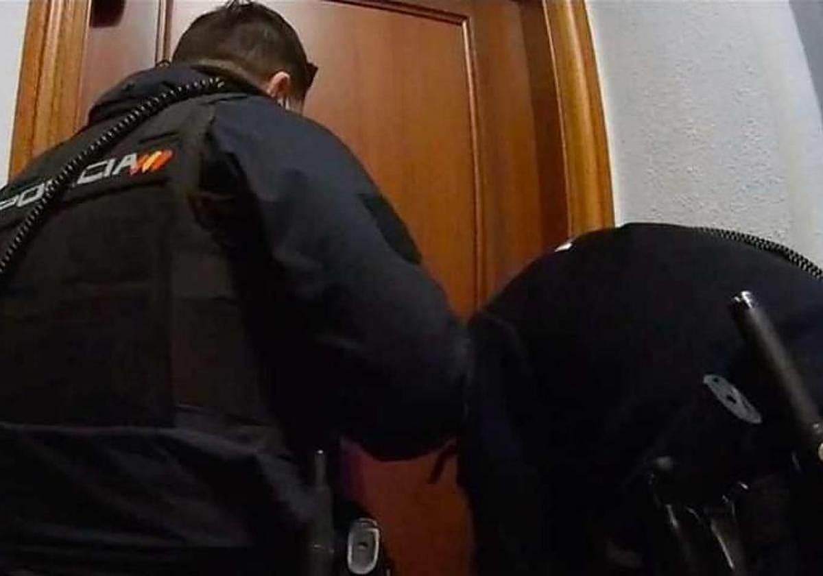 Detenidos dos padres ebrios por abandonar a sus tres hijos, con hambre, frío y entre cucarachas