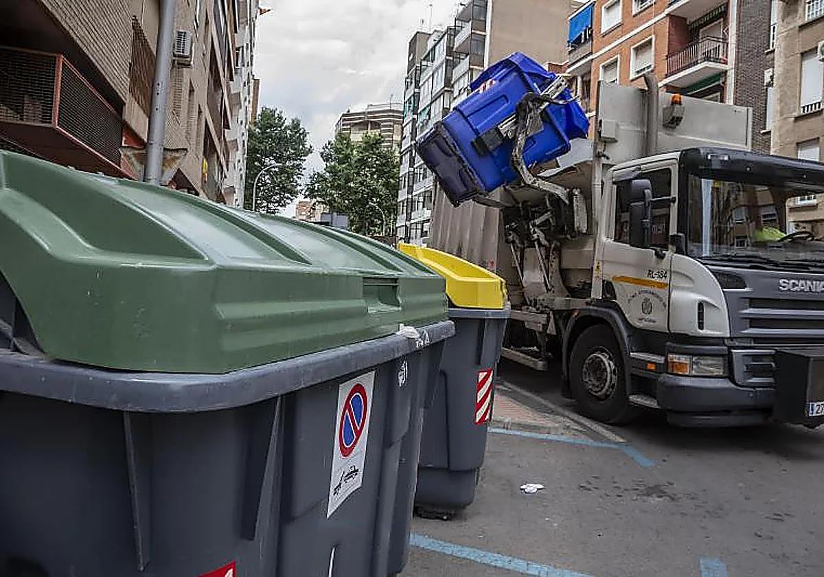 Fallece un hombre tras quedar atrapado en un camión de basura en Cartagena