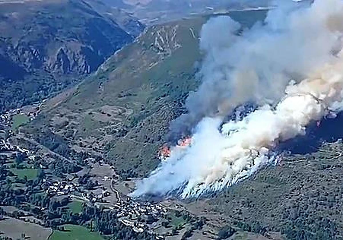 Confinan Sosas de Laciana, en León, ante un incendio que moviliza más de 20 medios y escala a nivel 2