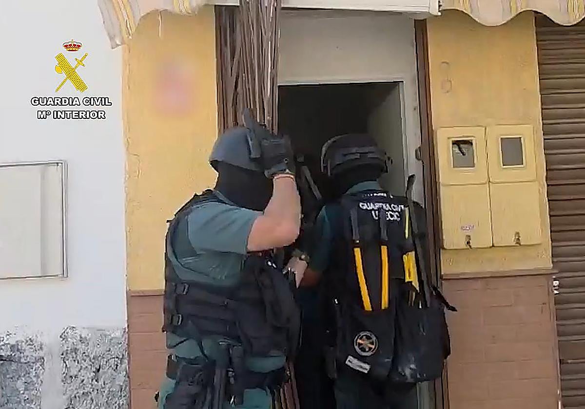 La Guardia Civil detiene a un matrimonio por explotar sexualmente a mujeres en un municipio de Alicante: investigan hasta 50 posibles víctimas