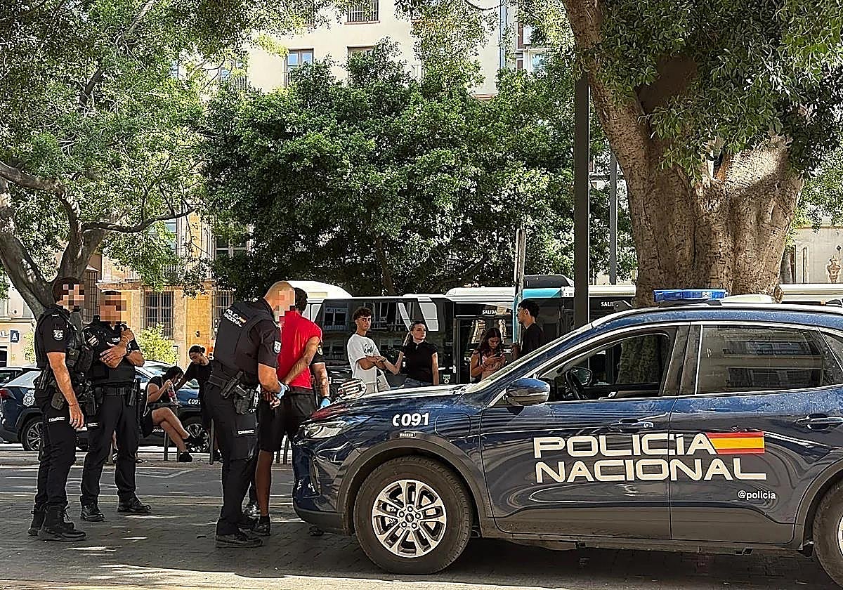 Police Deployment in Málaga: Man Arrested for Threatening Burger King Staff