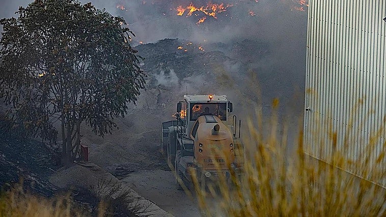 Guardia Civil y Bomberos investigan la causa del incendio de la planta de reciclaje de Granada