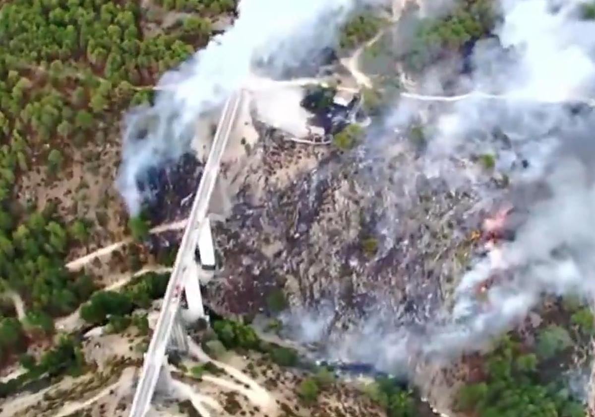 Confinadas dos urbanizaciones en Santa María de la Alameda (Madrid) por un incendio en la M-505