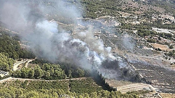 La estabilización del incendio de Polop, Alicante, permite a los vecinos desalojados volver a sus casas