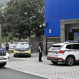 Agentes de la Ertzaintza, durante el traslado el lunes a los juzgados de Azpeitia del investigado por el crimen.