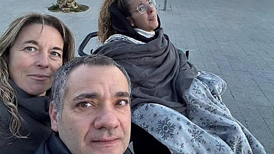 La familia de la joven que acabó en coma después de beber un batido: «Se podrían meter los 100.000 euros por donde les quepa»