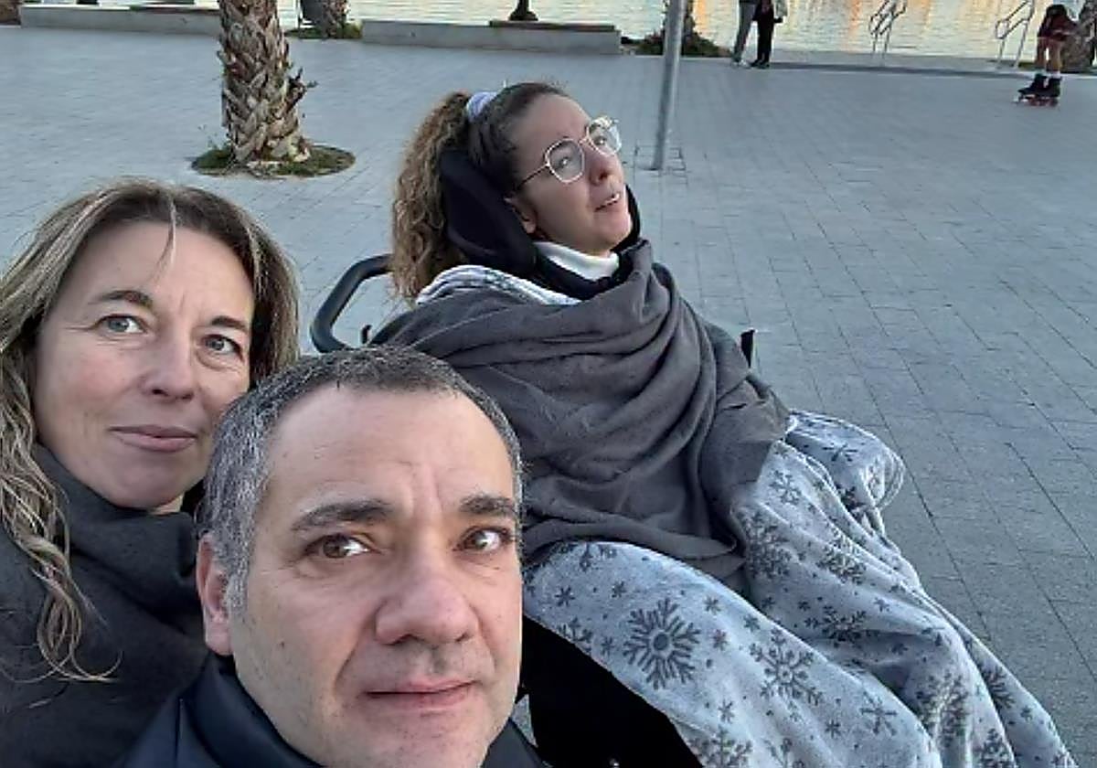 La familia de la joven que acabó en coma después de beber un batido: «Se podrían meter los 100.000 euros por donde les quepa»