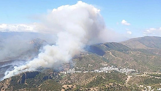 El incendio de Benahavís sigue activo tras una noche de intensos trabajos para proteger los núcleos urbanos