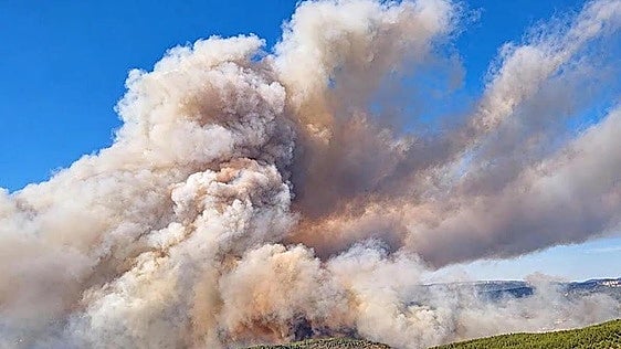 El incendio descontrolado de Valencia arrasa ya 690 hectáreas y moviliza a la UME