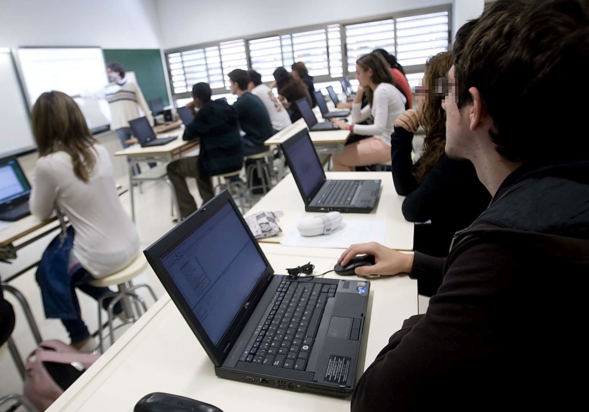 Los resultados del alumnado de mayor nivel económico caen más que los de los estudiantes desfavorecidos