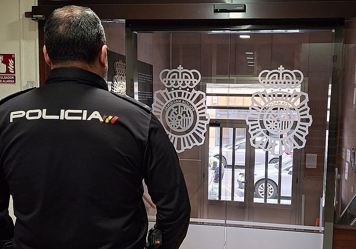 Agrede a un hombre con una navaja tras una discusión por el orden de fila en una tienda de Valladolid
