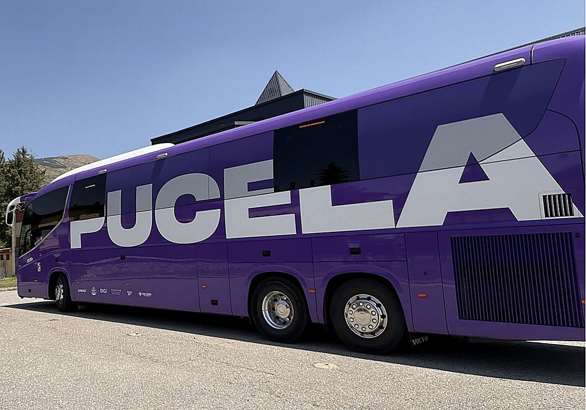 El autobús del Real Valladolid, en cuyos bajos viajó durante casi 100 kilómetros el menor marroquí, en la parte de atrás.