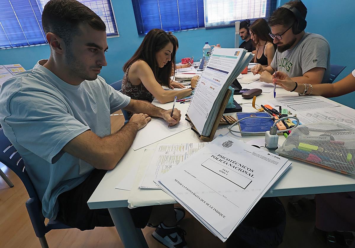 Miles de aspirantes se enfrentan este sábado a la primera prueba de las oposiciones a Policía Nacional