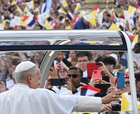 Imagen secundaria 1 - Prevost, durante los actos de hoy. Su periplo por Francia está dejando imágenes muy curiosas en París.