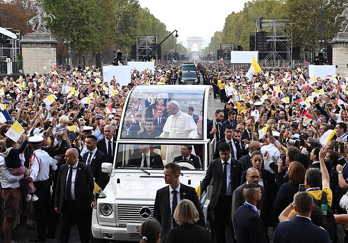 El Papa León XIV reivindica la «civilización del amor» con una misa multitudinaria en el corazón de París