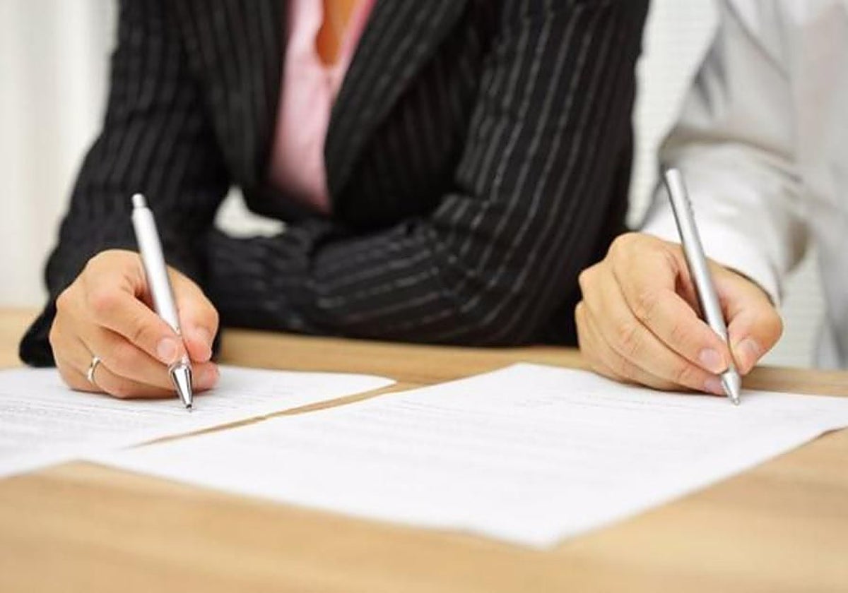 Una falsa abogada le estafa 40.000 euros con el divorcio de su mujer