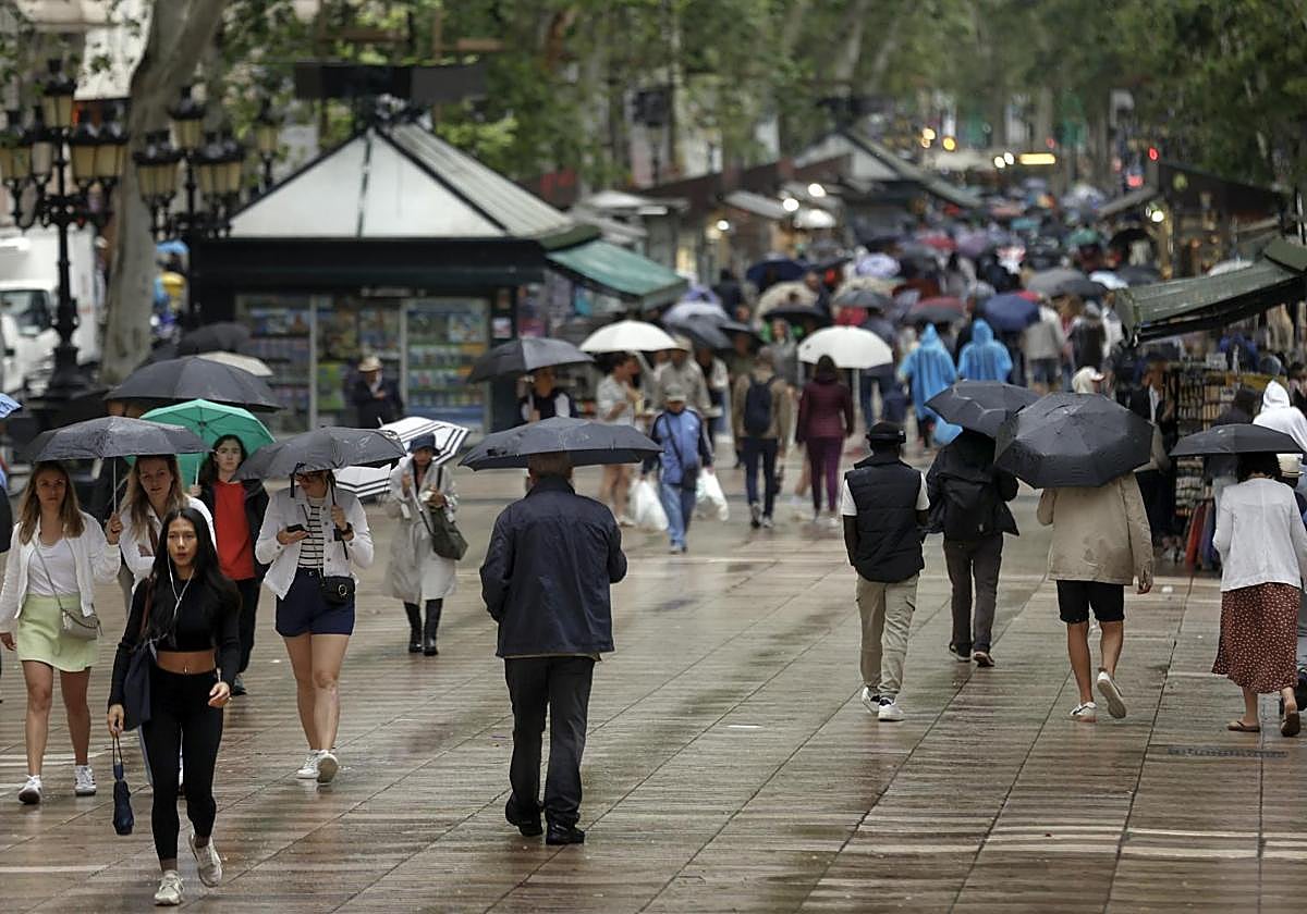 Buscan a una persona en Barcelona tras caer en una riera por el temporal