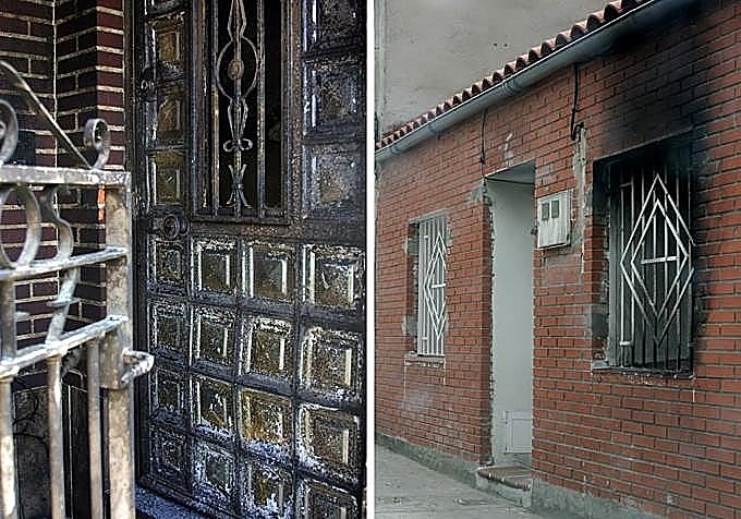 A la izquierda, estado en el que quedó la entrada de la vivienda de la calle Ángel García tras el incendio. A la derecha, la de la calle Rincón de Esgueva.