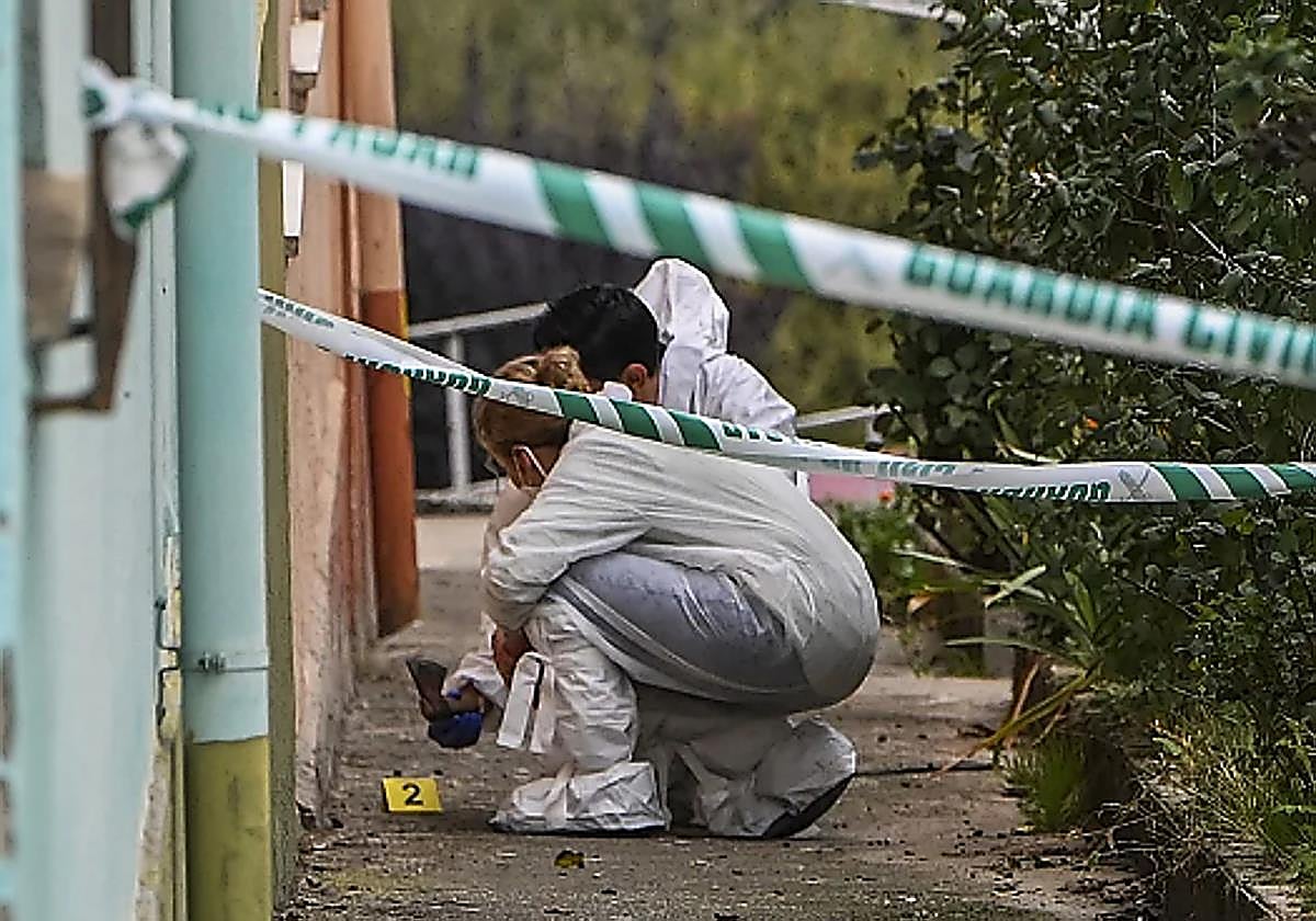 Agentes de la Policía Científica recabando pruebas en el escenario del crimen