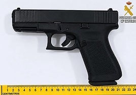 Los agentes intervinieron en el lugar una pistola Glock de 9 milímetros parabellum con la que se realizaron los disparos.