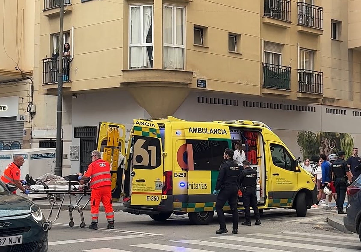 Los sanitarios evacúan al herido.