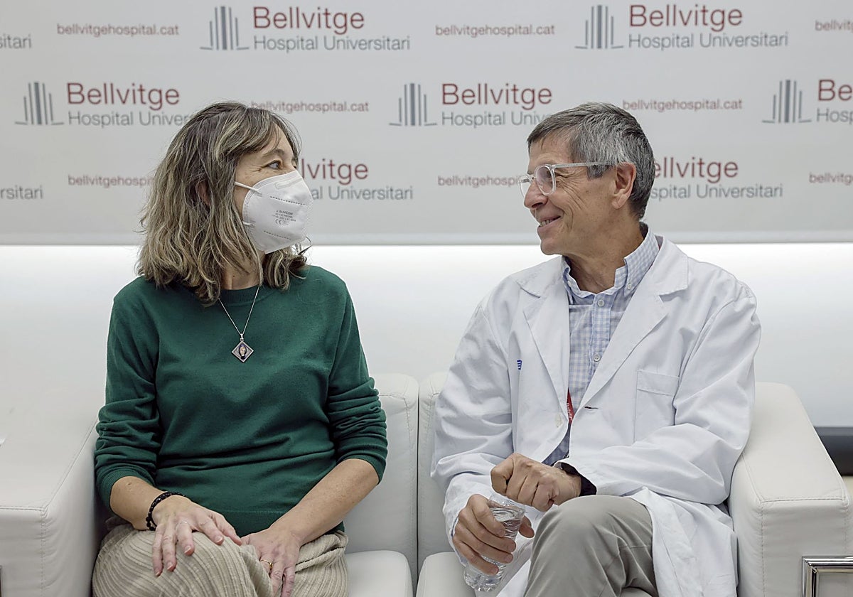 La paciente Sílvia Bribiesca, con el doctor Francesc Vigués.