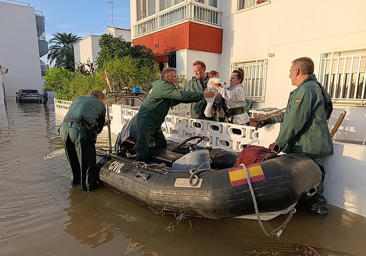 Un equipo de rescate de la Guardia Civil auxilia a una mujer y su bebé