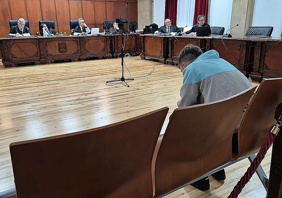 El acusado, en la sala de vistas de la Audiencia de Jaén.